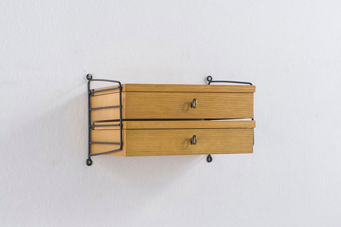 Foto Hanging Shelf with Two Drawers