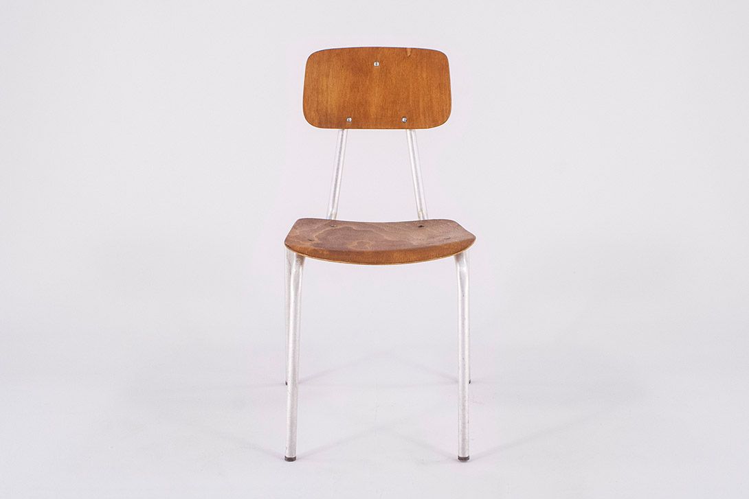 Foto Plain Wooden Kitchen Chair with Chrome Tube Frame