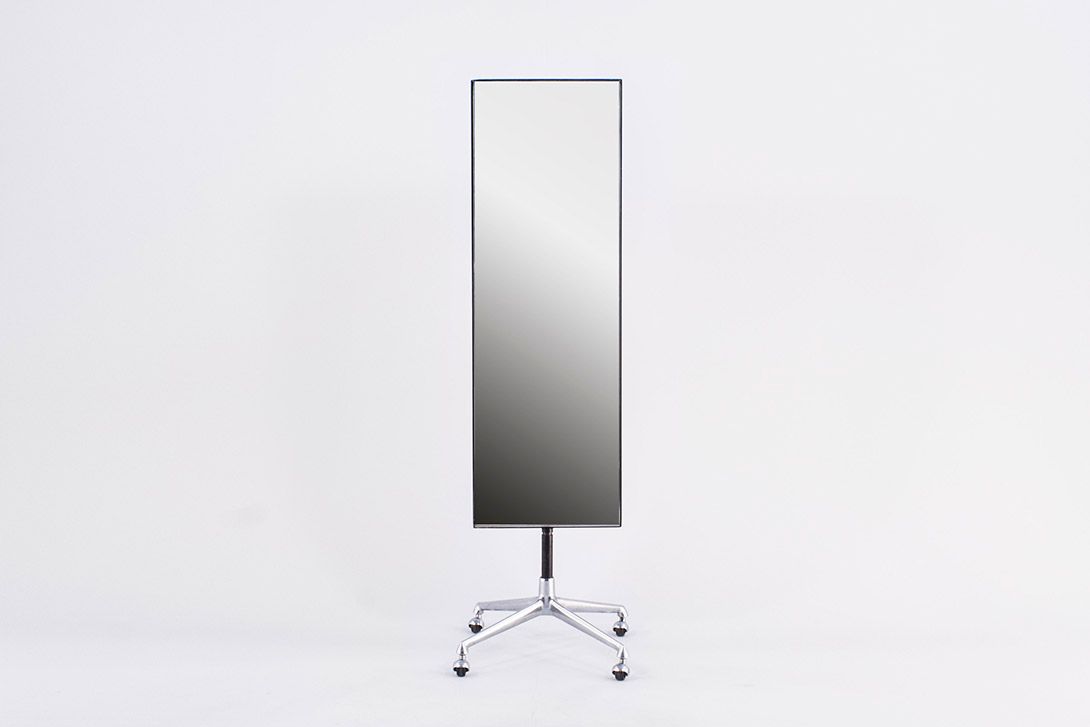 Foto Double-Sided Vitra Mirror on Wheels