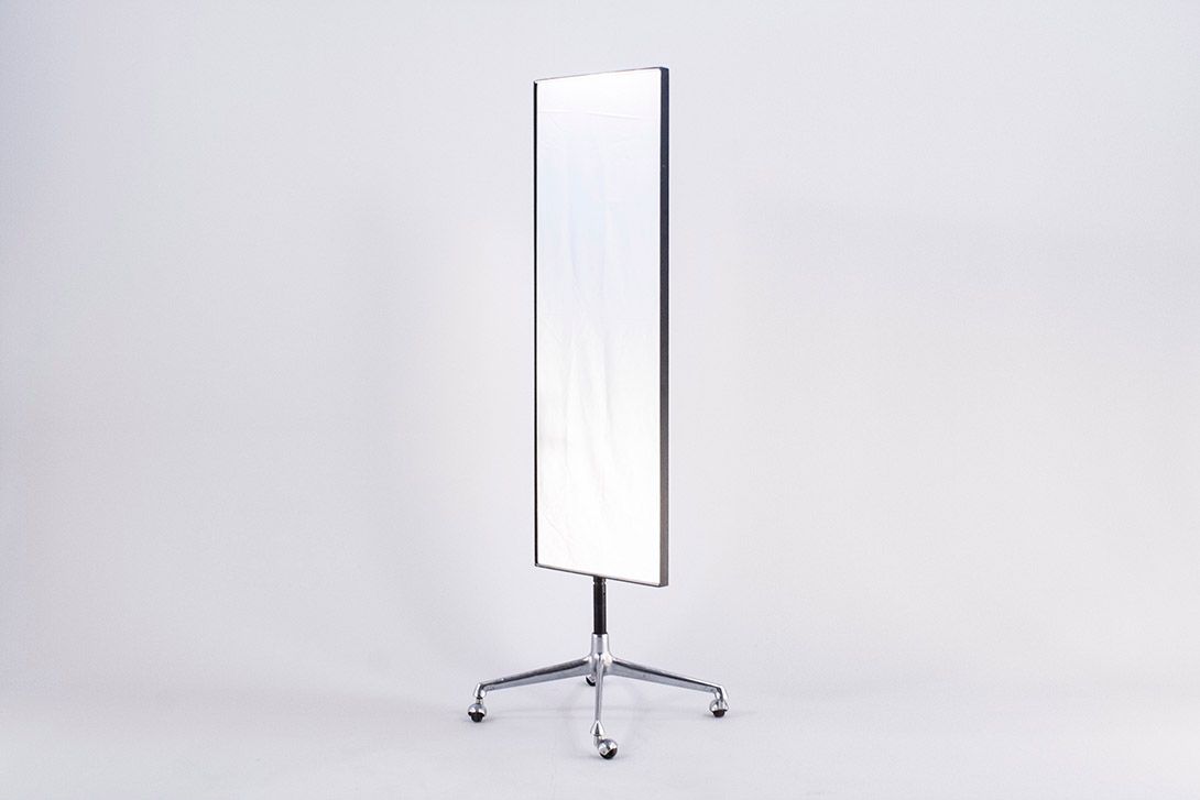 Foto Double-Sided Vitra Mirror on Wheels