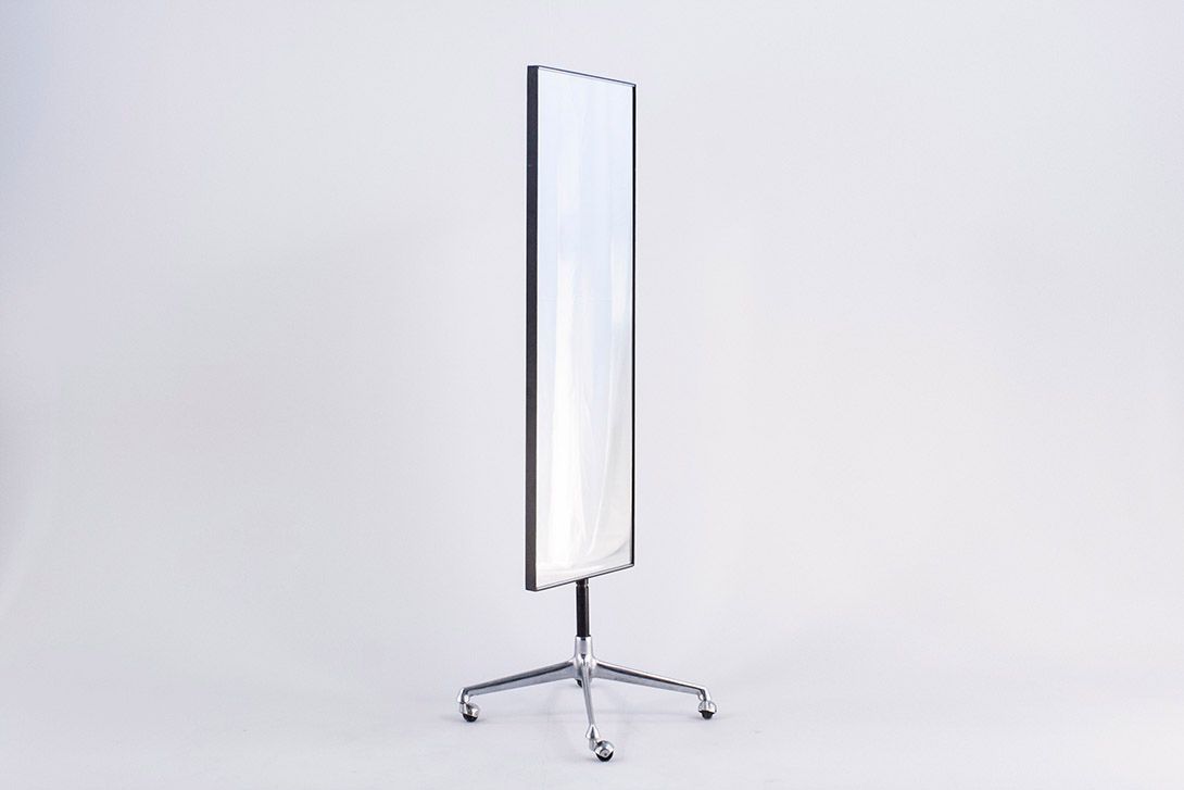 Foto Double-Sided Vitra Mirror on Wheels