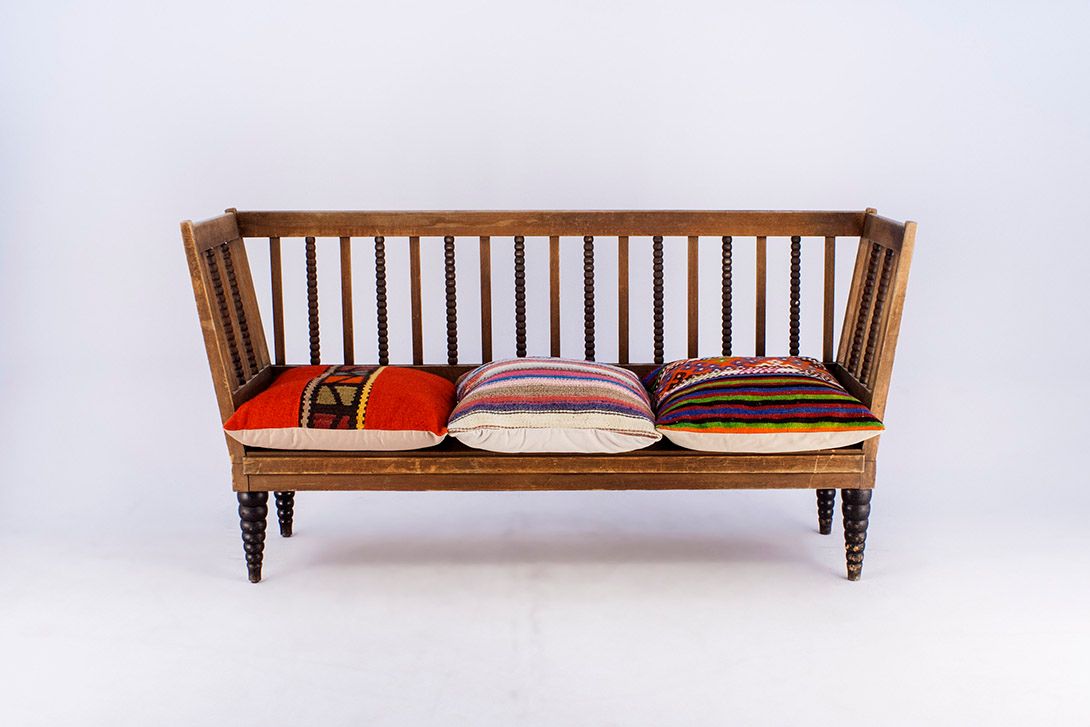 Foto Wooden Bench with Carved Back Frame