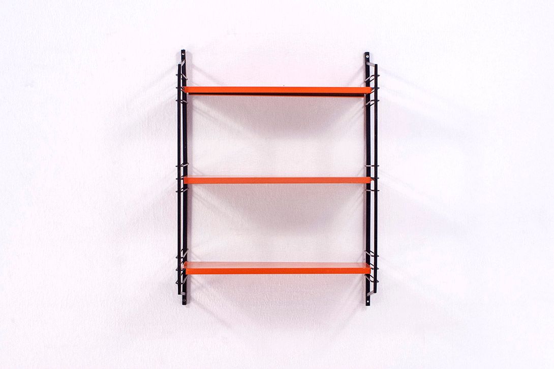 Foto Red Metal String Shelf