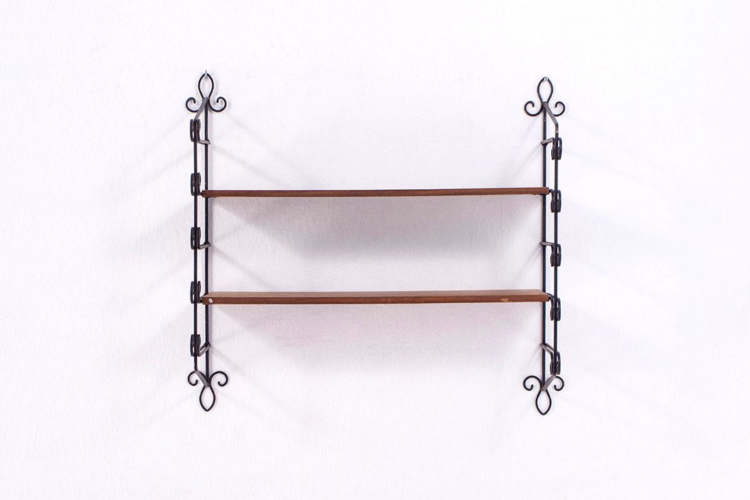 Foto Wooden String Shelf with Curved Metal Frame