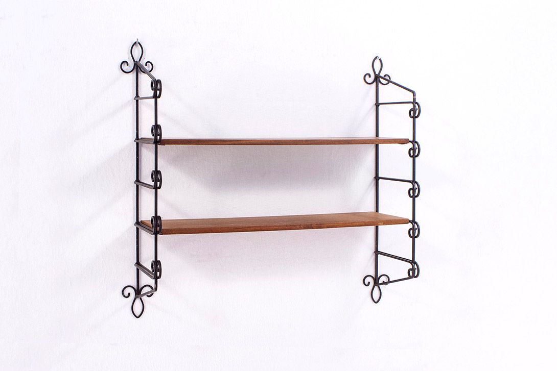 Foto Wooden String Shelf with Curved Metal Frame