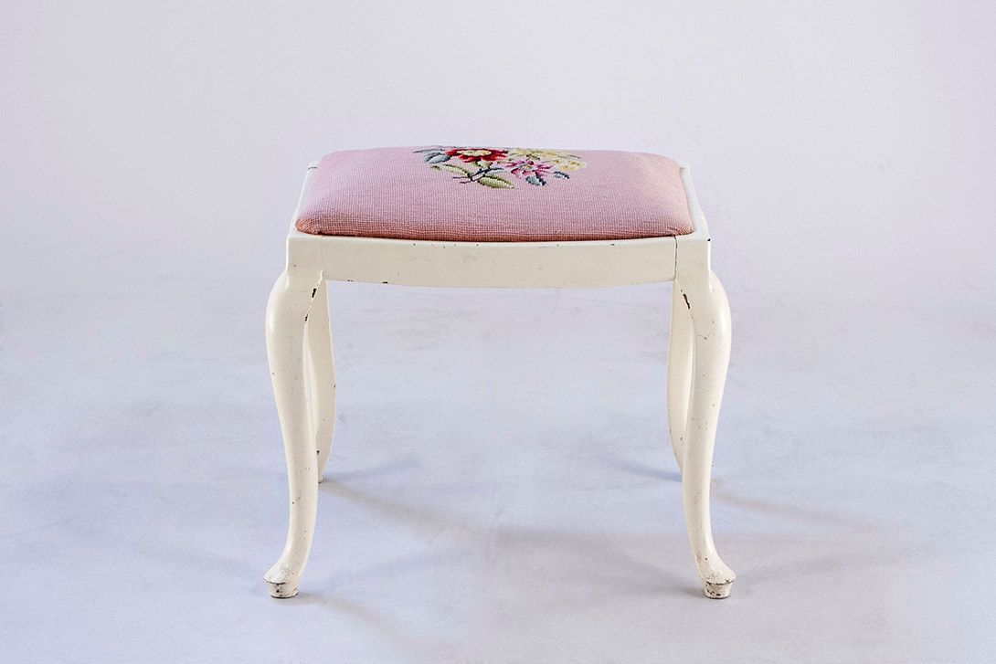 Foto Wooden Stool with Embroidered Flower Seat
