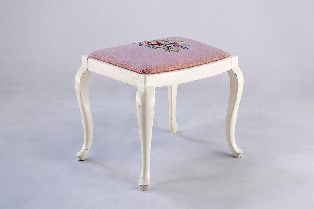 Foto Wooden Stool with Embroidered Flower Seat