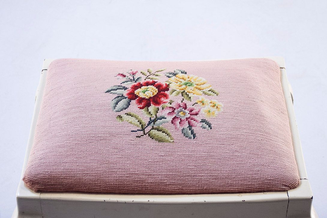 Foto Wooden Stool with Embroidered Flower Seat