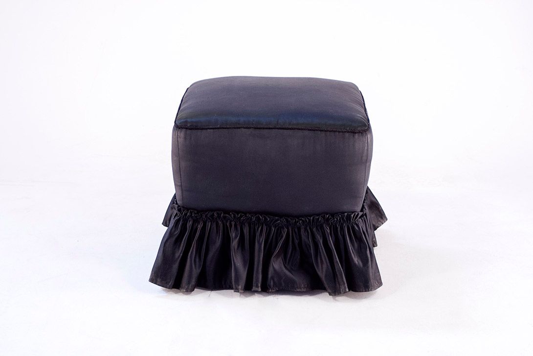 Foto Black Stool Decorated with Ruffles