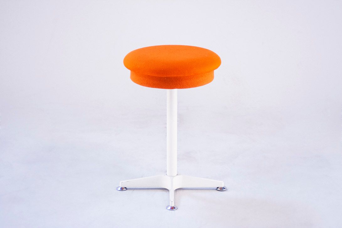 Foto White Stool with Orange Round Seat h50x38
