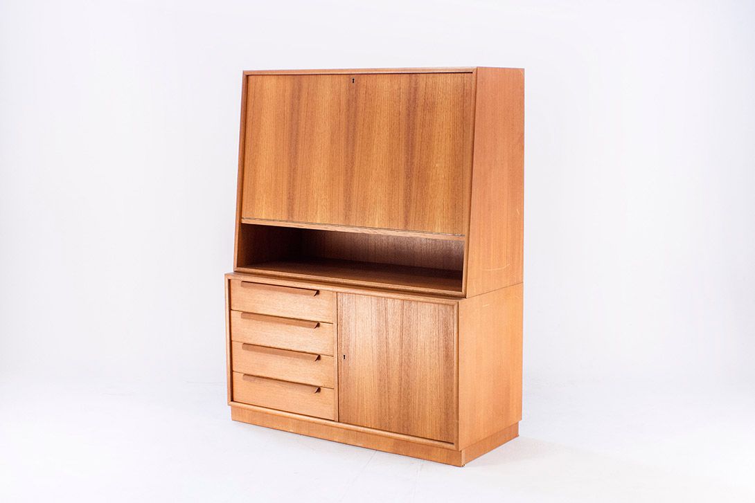 Foto Classic Danish Teak Bureau 1972
