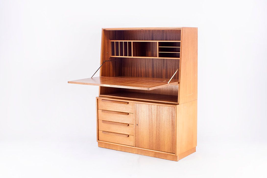 Foto Classic Danish Teak Bureau 1972