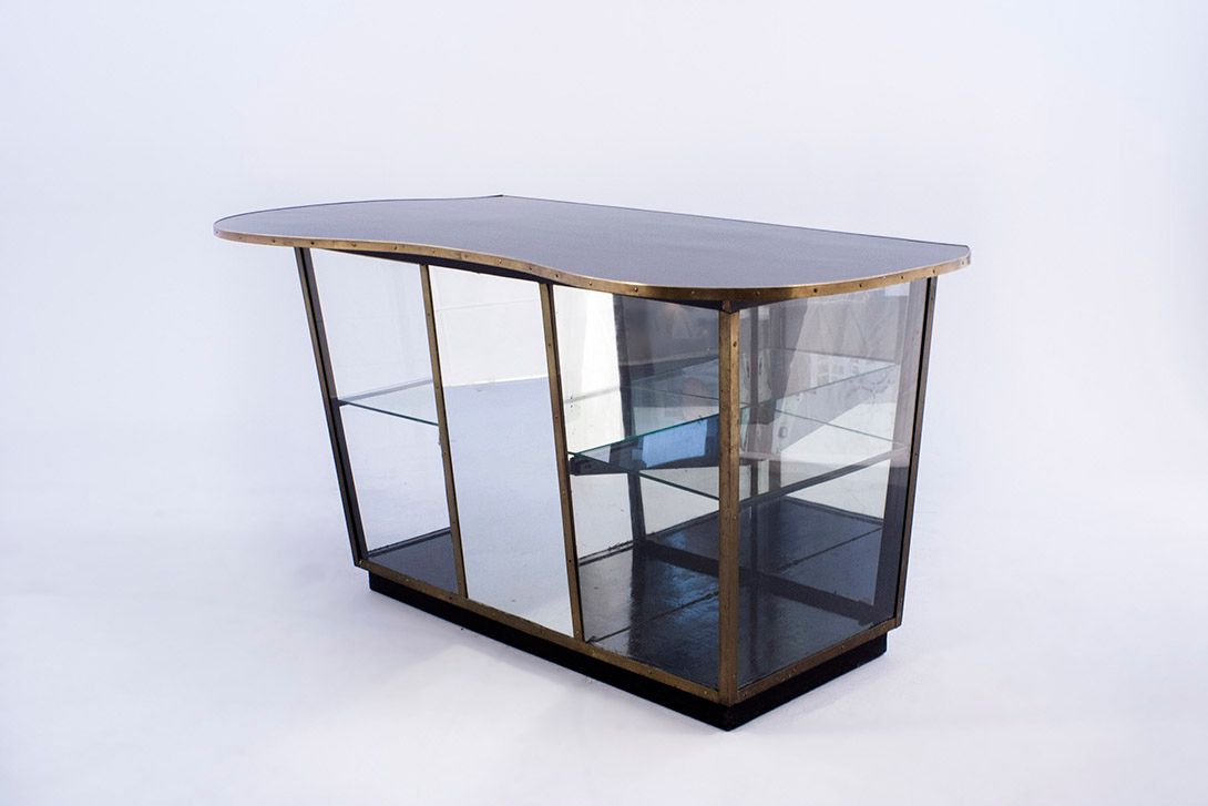 Foto Shop Counter with Mirrors and Brass Applications 1950 h85x165x80