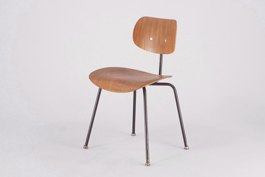 Foto Wooden Chair SE 68 Plywood Oak Medium with Black Frame