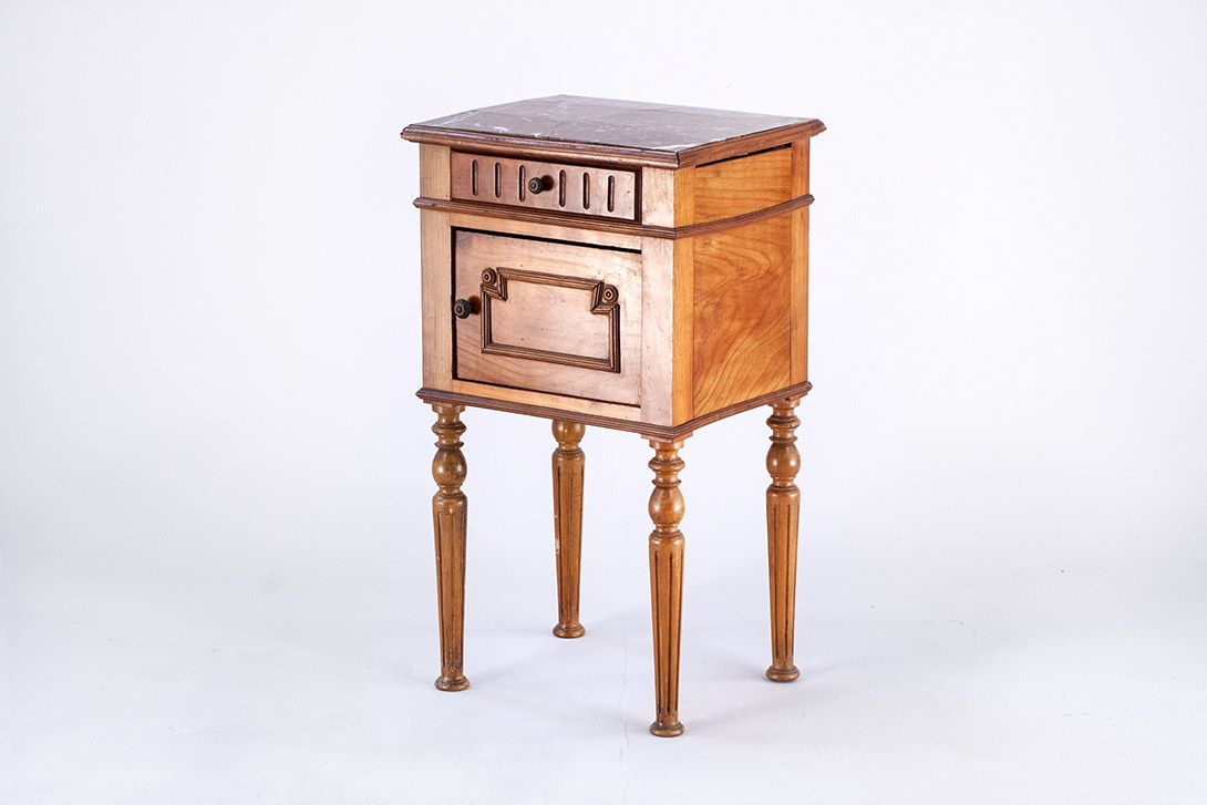 Foto Wooden Bedside Table with Marble Surface h72x41x35