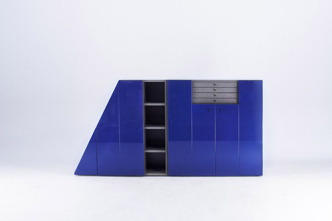Foto Blue Memphis Shelf with Different Drawers Part A