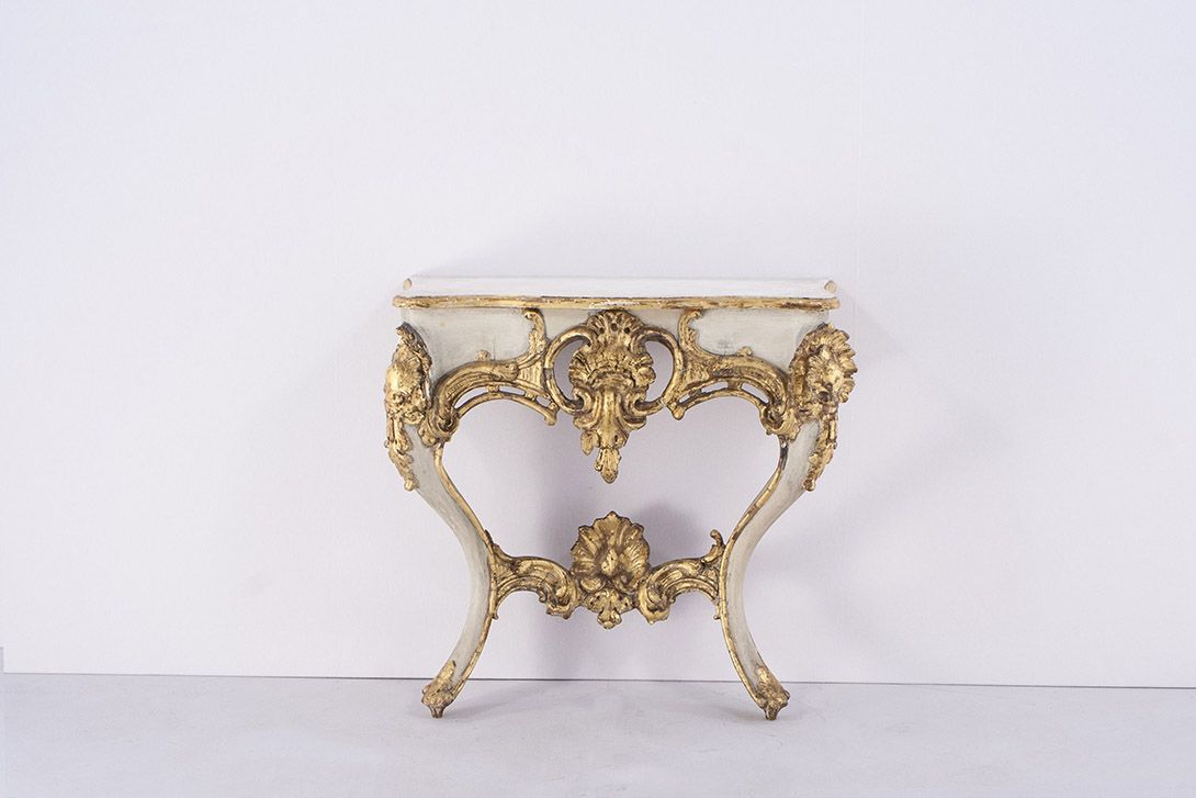 Foto Baroque Stucco Console with Golden Ornaments France 1840 h80x84x34