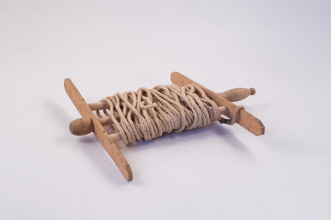 Foto Antique Clothesline on Wooden Spool h40x33