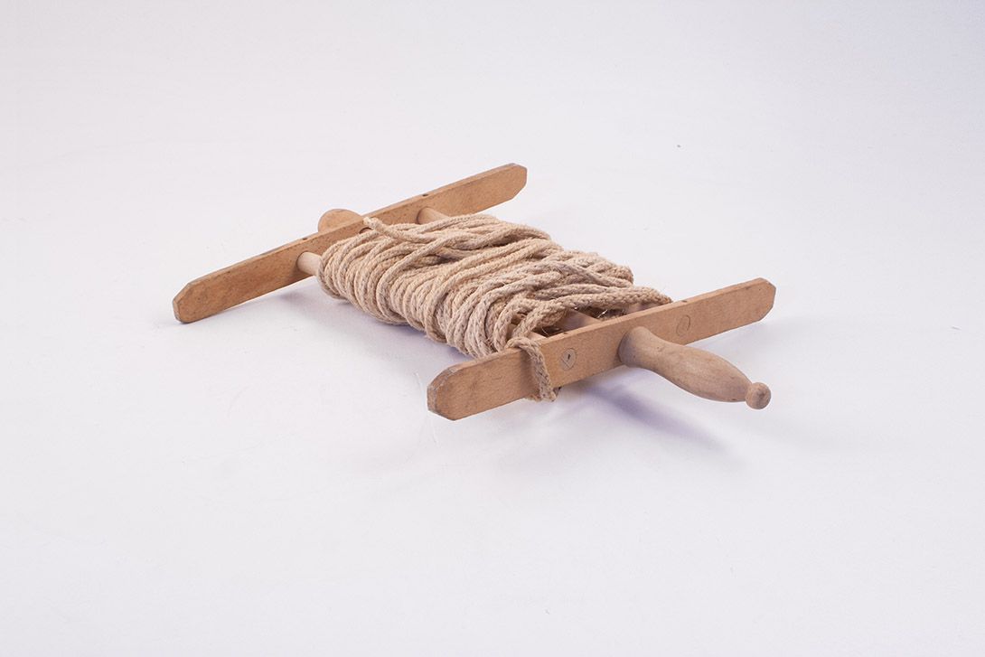 Foto Antique Clothesline on Wooden Spool h40x33