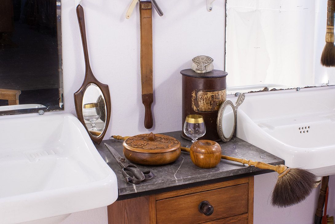 Foto Antique Barber Shop Germany 1919 with Two Sinks, Two Shelves and Four Mirrors b260cm