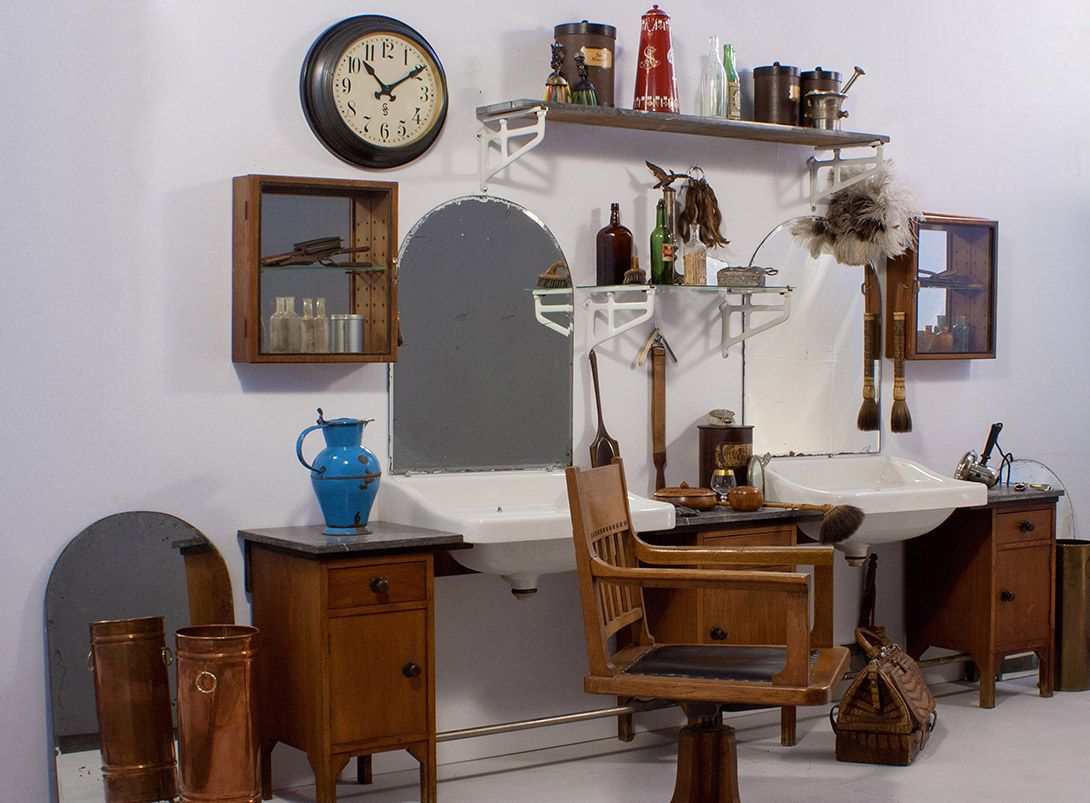 Foto Antique Barber Shop Germany 1919 with Two Sinks, Two Shelves and Four Mirrors b260cm