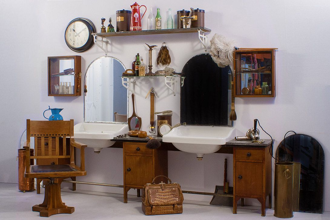 Foto Antique Barber Shop Germany 1919 with Two Sinks, Two Shelves and Four Mirrors b260cm
