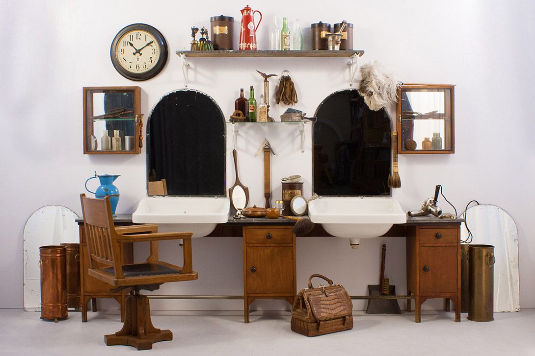 Foto Antique Barber Shop Germany 1919 with Two Sinks, Two Shelves and Four Mirrors b260cm