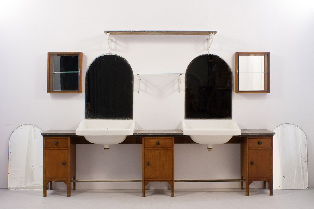 Foto Antique Barber Shop Germany 1919 with Two Sinks, Two Shelves and Four Mirrors b260cm
