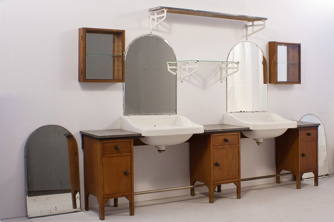 Foto Antique Barber Shop Germany 1919 with Two Sinks, Two Shelves and Four Mirrors b260cm