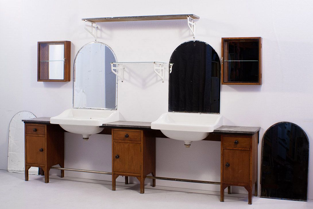 Foto Antique Barber Shop Germany 1919 with Two Sinks, Two Shelves and Four Mirrors b260cm