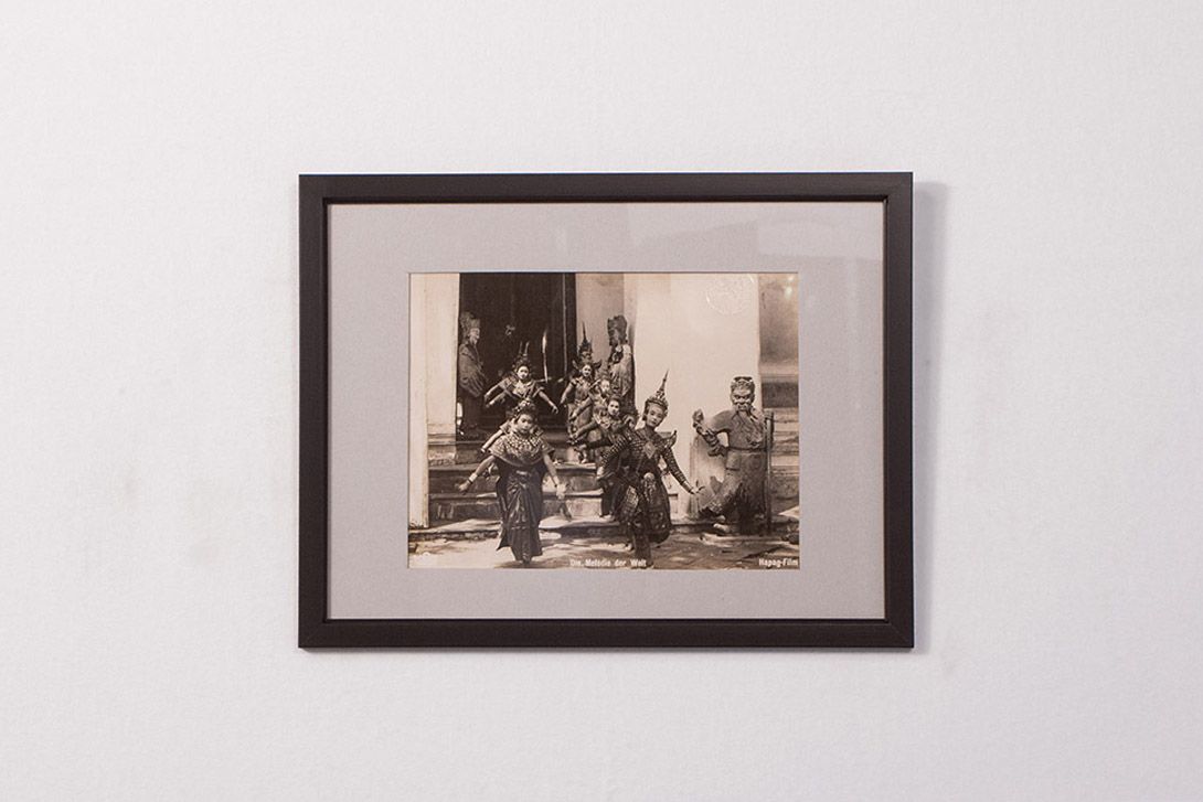 Foto Old Photo of Indonesian Dancer h33x43 14A1