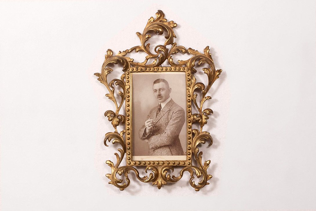 Foto Photo of a Man with a Floral Brass Frame h32x23 15B30