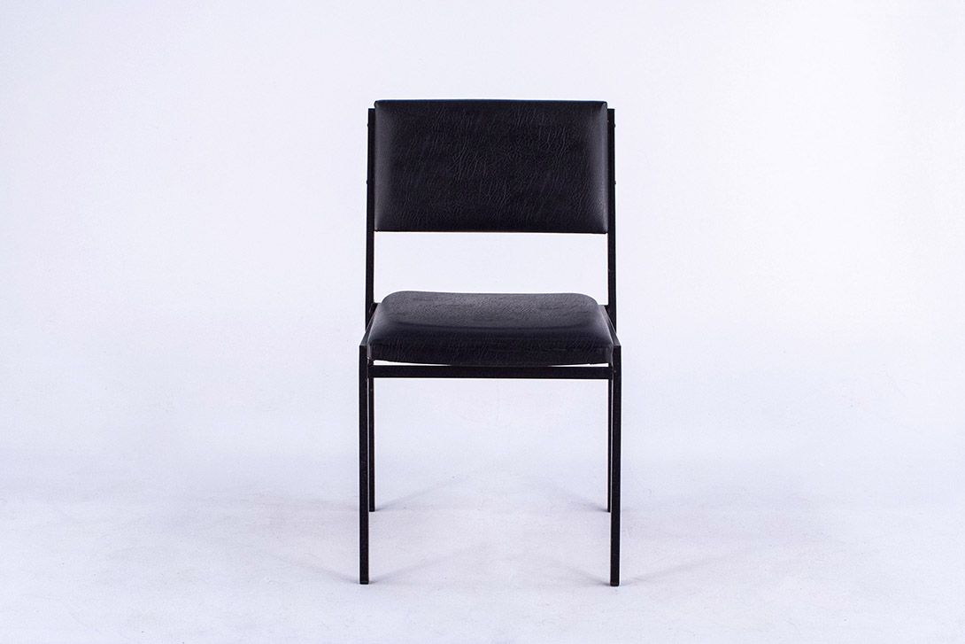 Foto All Black Upholstered Chair from the Nederlands with Angular Metal Frame