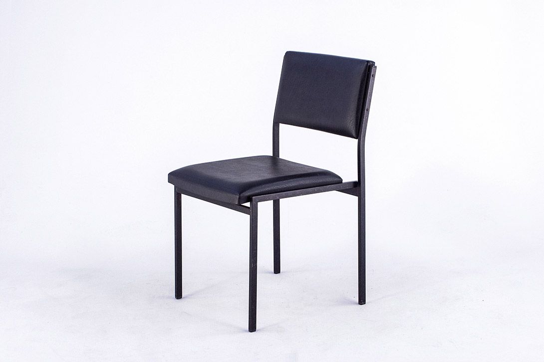 Foto All Black Upholstered Chair from the Nederlands with Angular Metal Frame