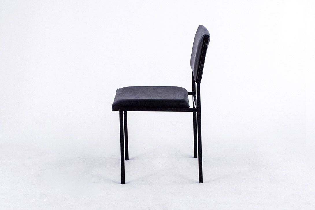 Foto All Black Upholstered Chair from the Nederlands with Angular Metal Frame