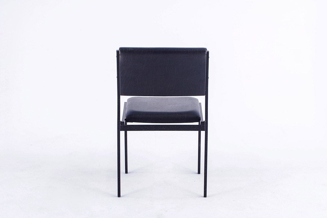 Foto All Black Upholstered Chair from the Nederlands with Angular Metal Frame