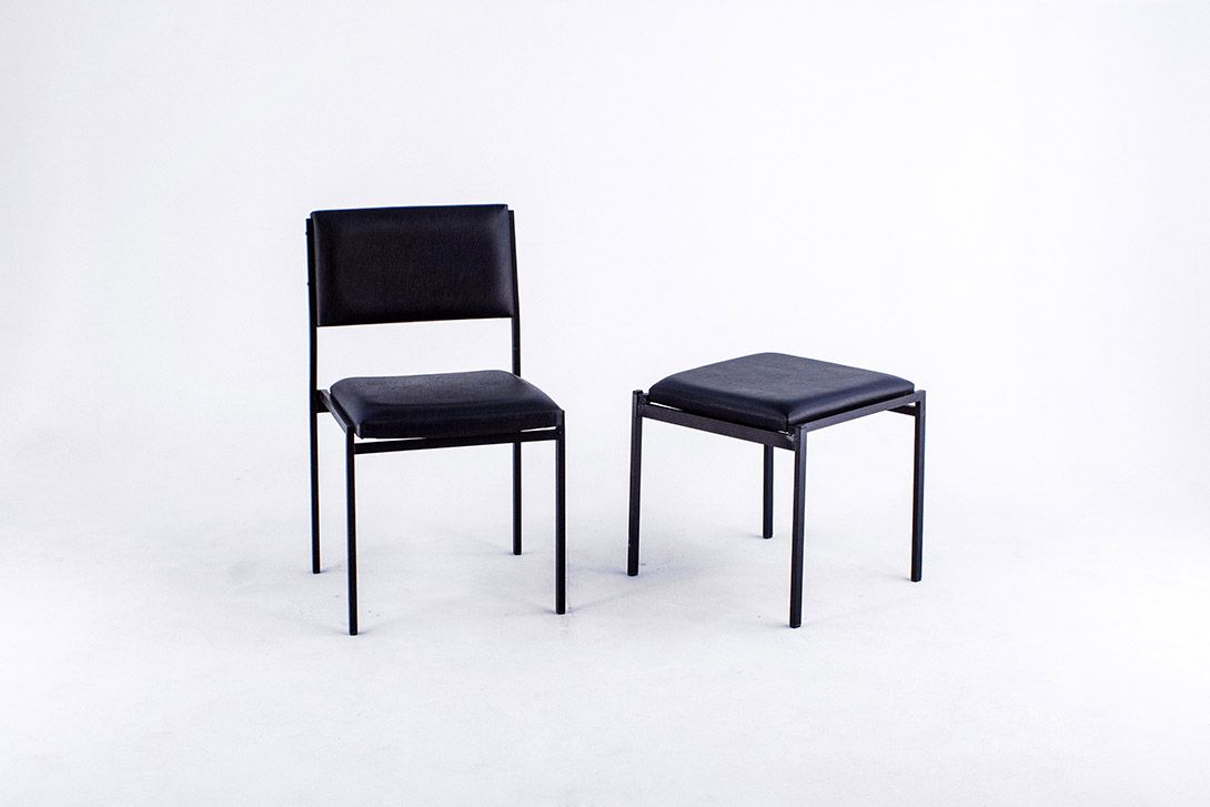 Foto All Black Upholstered Chair from the Nederlands with Angular Metal Frame