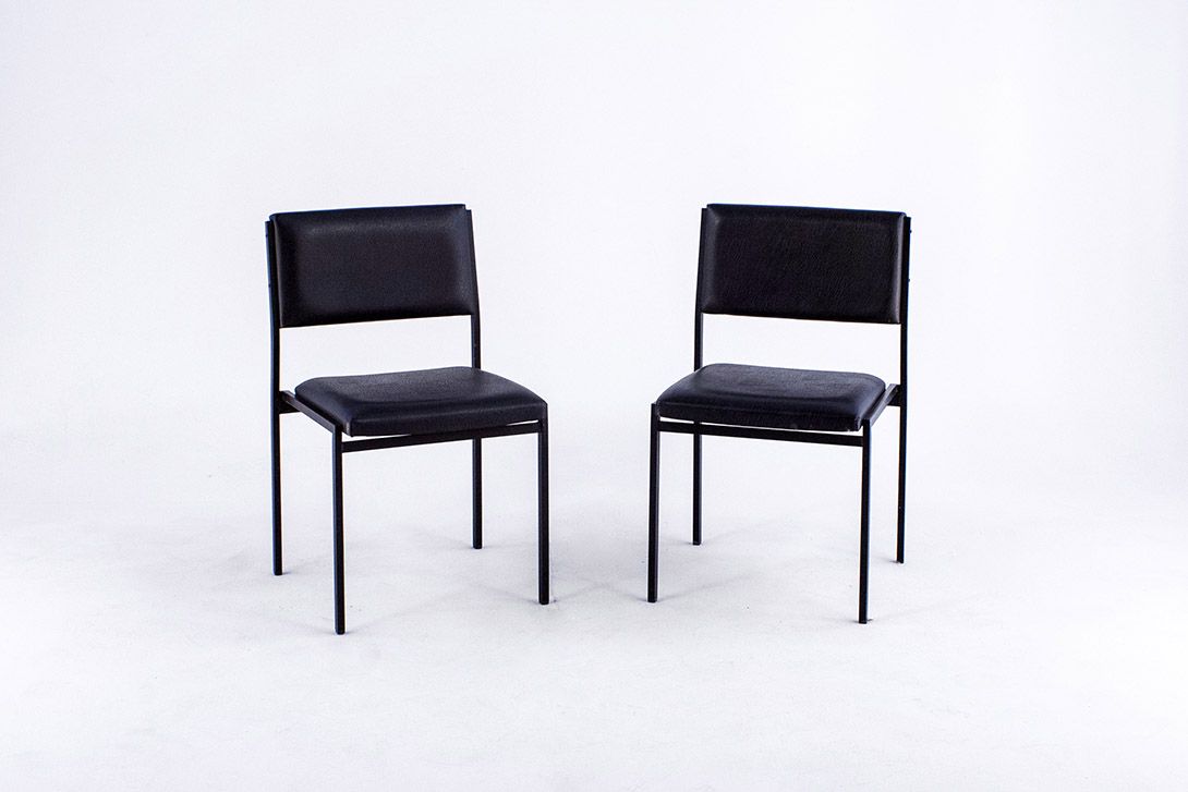Foto All Black Upholstered Chair from the Nederlands with Angular Metal Frame