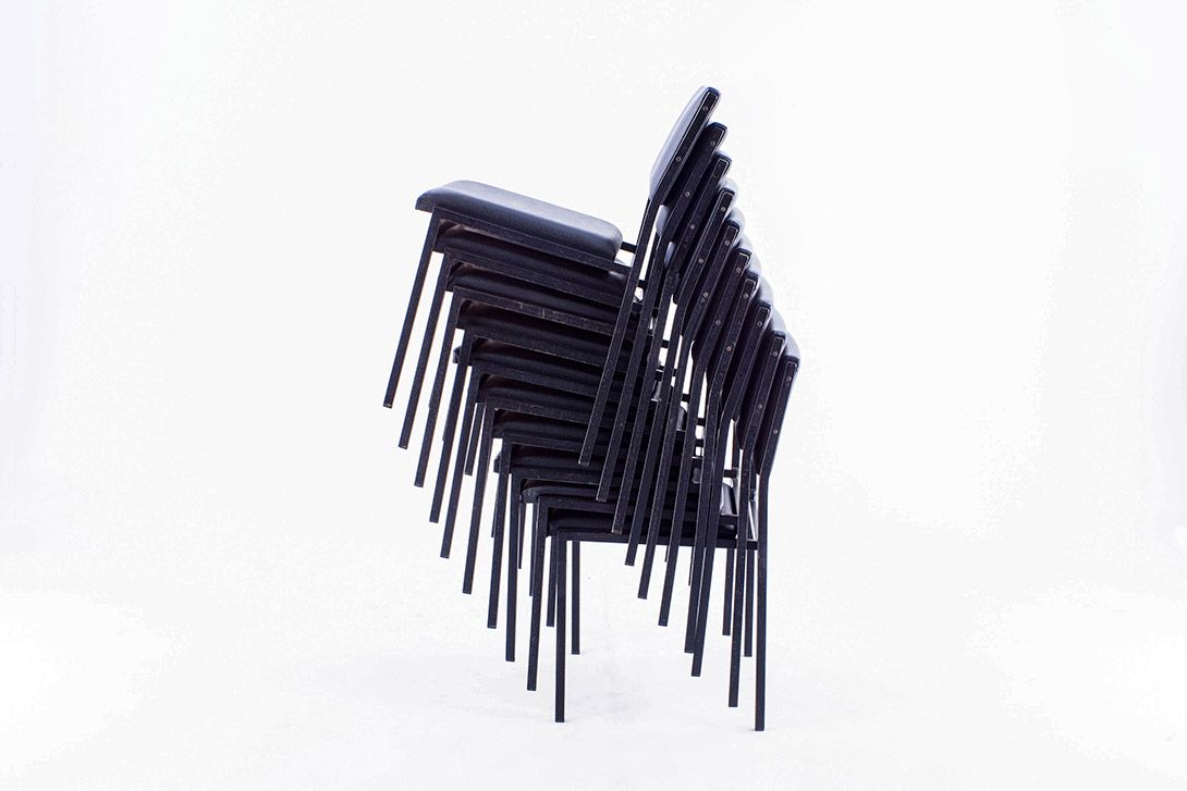 Foto All Black Upholstered Chair from the Nederlands with Angular Metal Frame