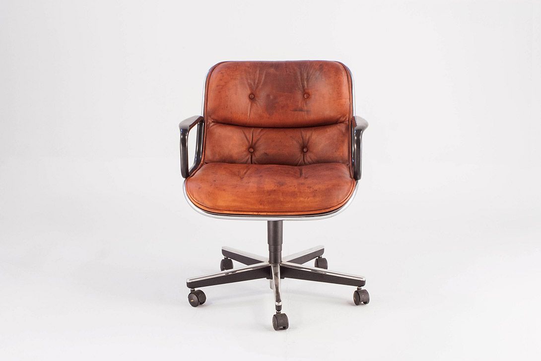 Foto Red Pollock Executive Chair with Black Shell on Castors //