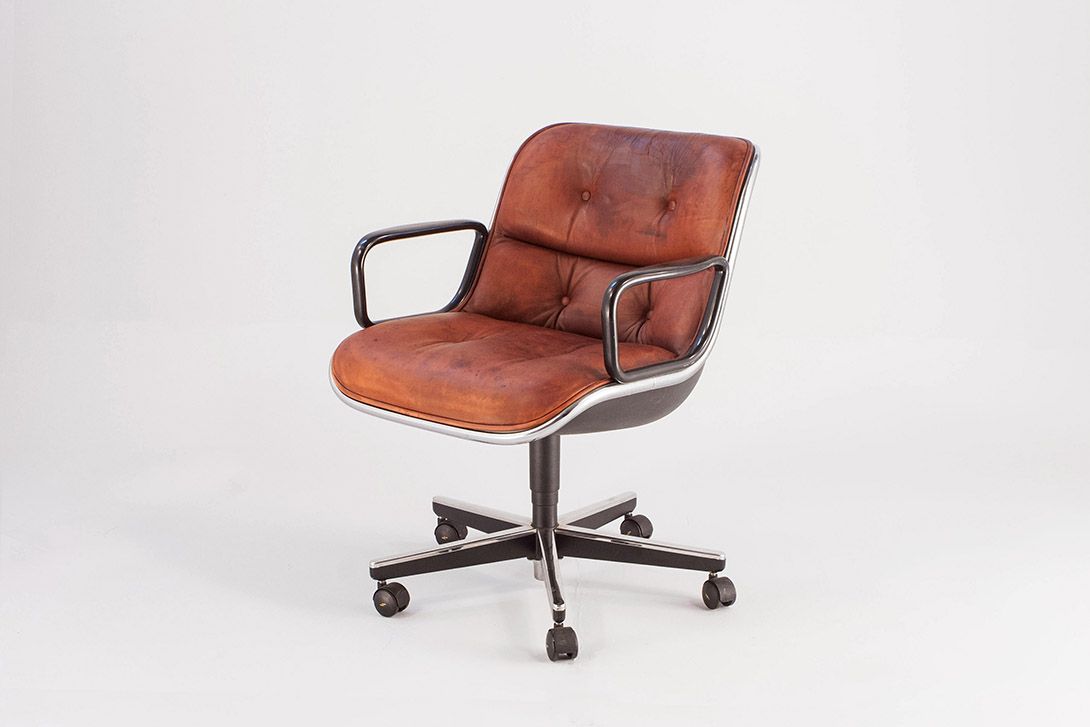 Foto Red Pollock Executive Chair with Black Shell on Castors //