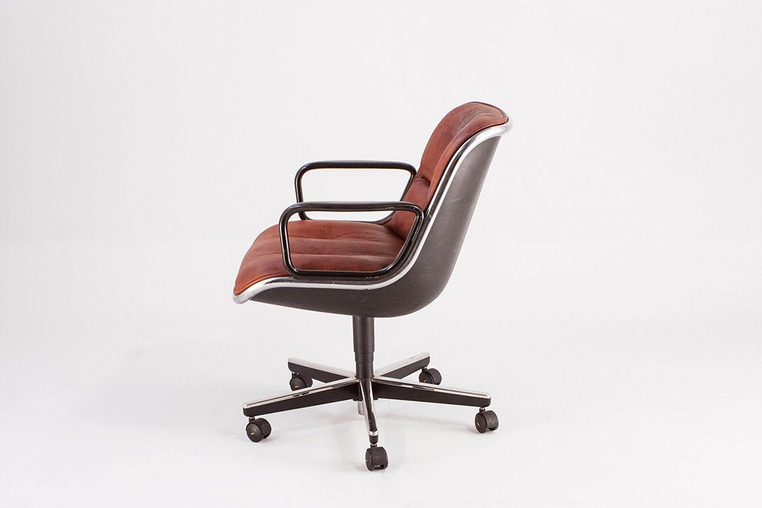 Foto Red Pollock Executive Chair with Black Shell on Castors //