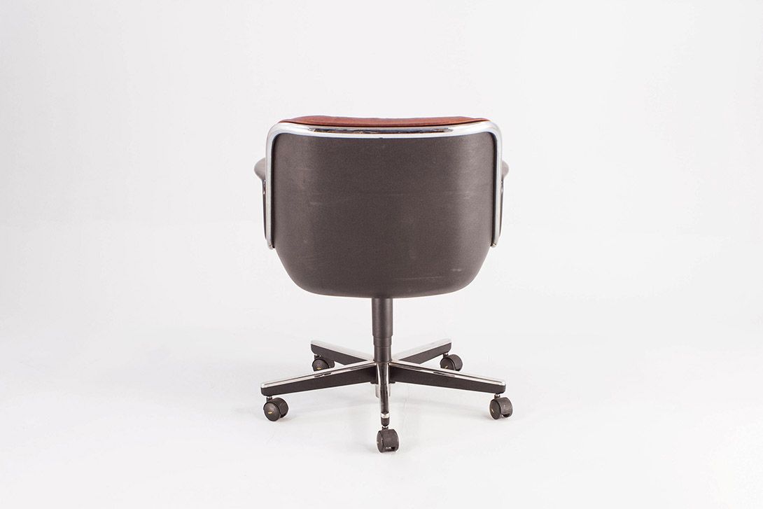 Foto Red Pollock Executive Chair with Black Shell on Castors //