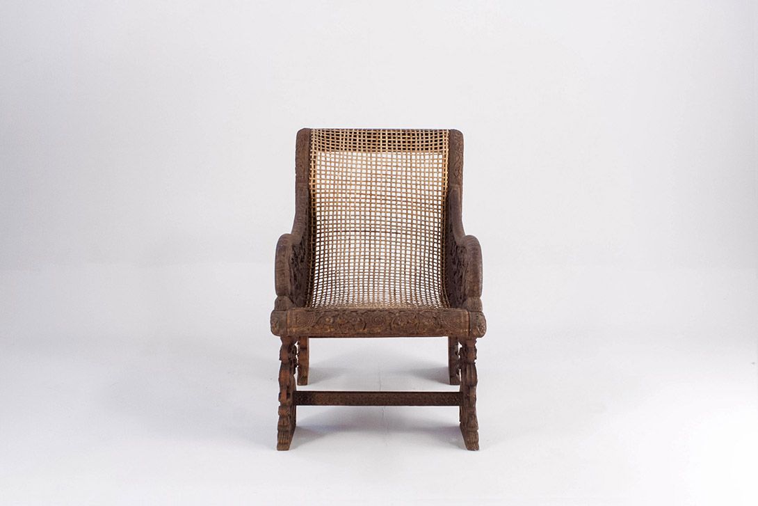 Foto Antique Polynesian Chair with Carved Frame 1840 //