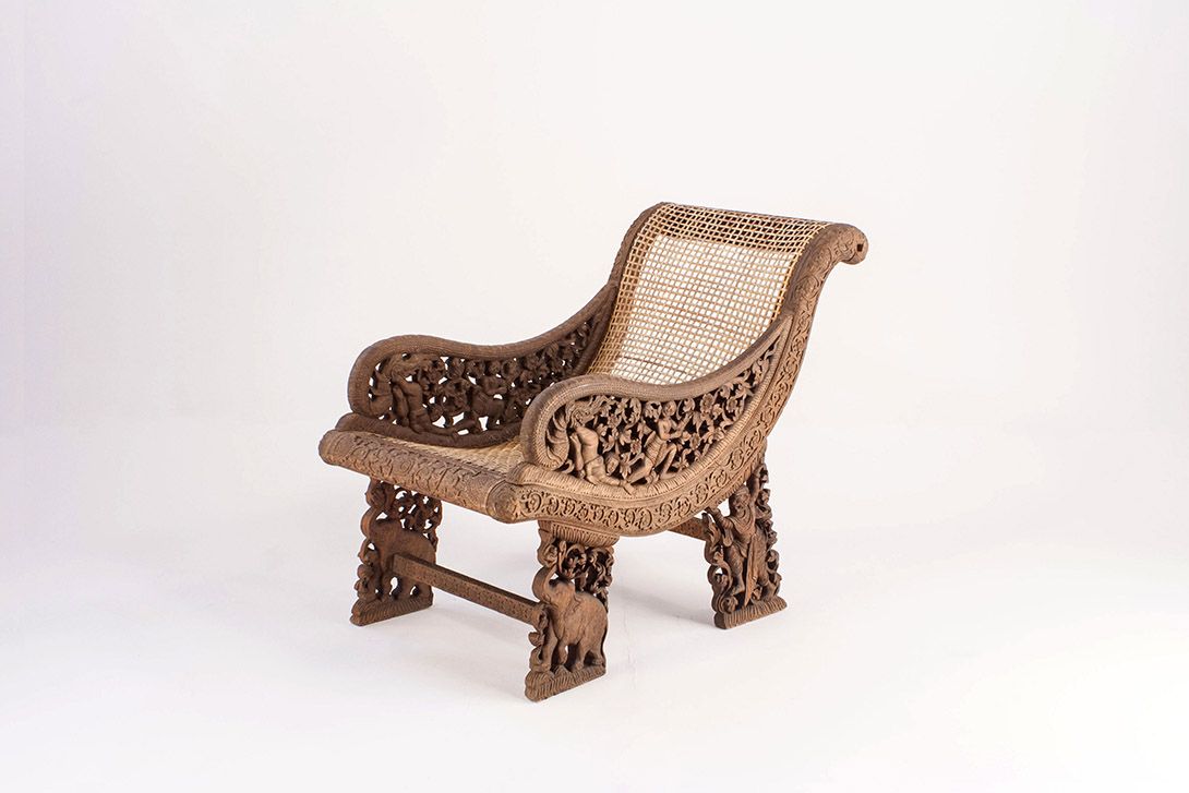 Foto Antique Polynesian Chair with Carved Frame 1840 //