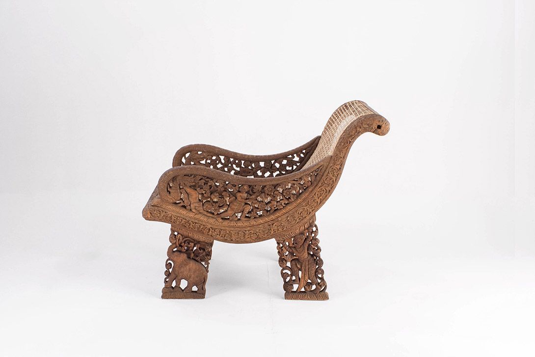 Foto Antique Polynesian Chair with Carved Frame 1840 //