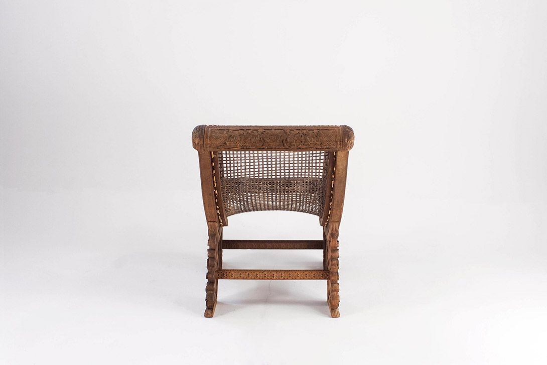 Foto Antique Polynesian Chair with Carved Frame 1840 //