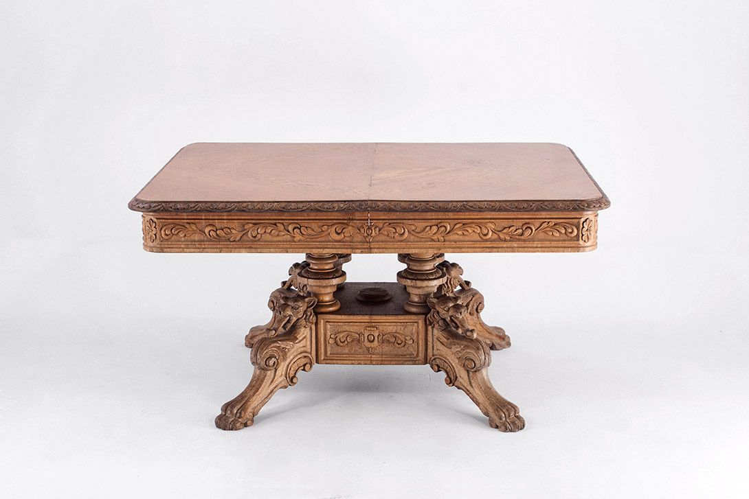 Foto Antique Wooden Desk with Carved Relief h63x120x92