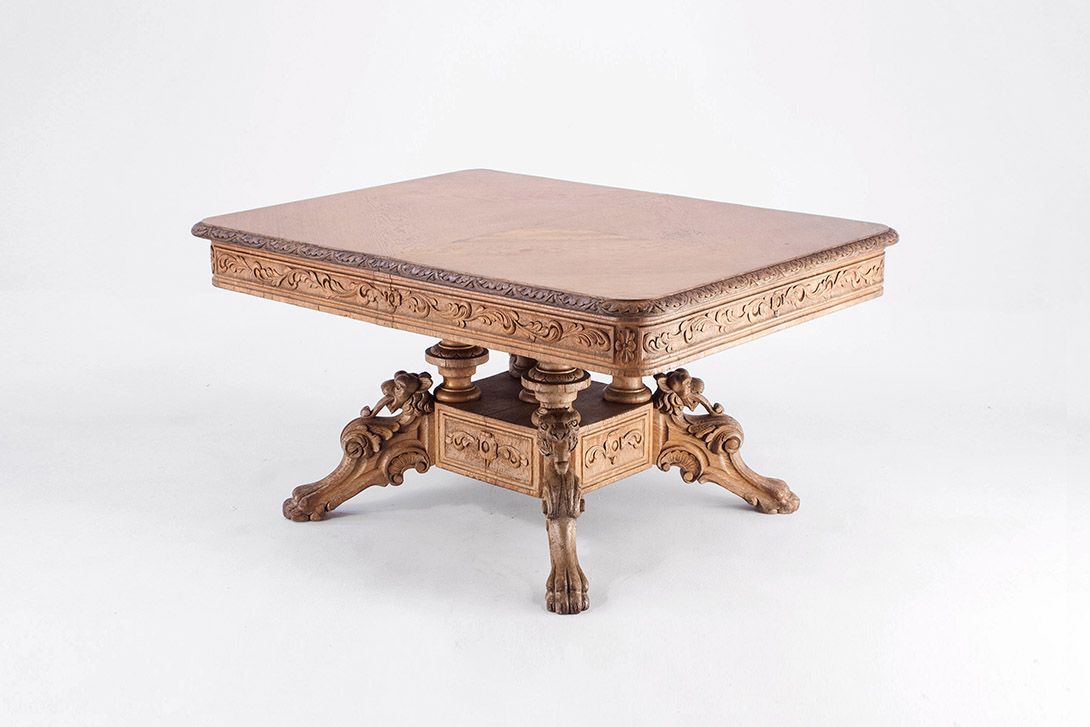 Foto Antique Wooden Desk with Carved Relief h63x120x92