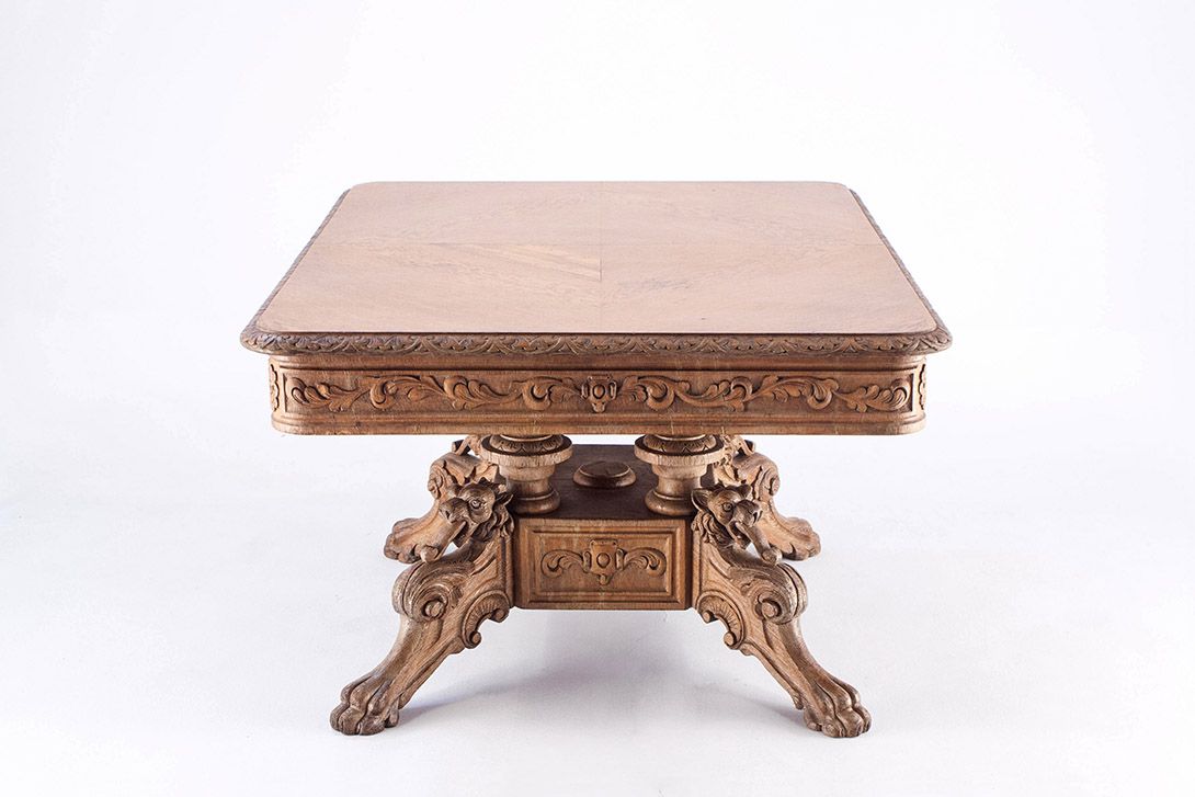 Foto Antique Wooden Desk with Carved Relief h63x120x92
